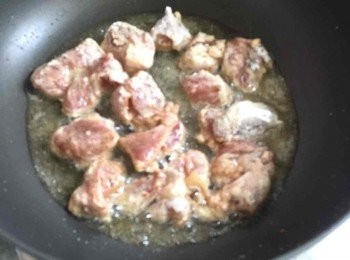 step3: 排骨瀝乾水後，沾蛋漿後沾生粉，半煎炸至9成熟備用