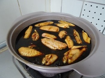 step3: 將已解凍洗淨抹乾的雞中翼投入滾起的滷水汁內， 中火煮至汁再度滾起， 轉慢火開蓋煮15-20分鐘， 就成為漲卜卜又滑滑的瑞士<a href="https://bit.ly/3zHU5V3" target="_blank" data-keyword="雞翼" class="guide-link"><strong>雞翼</strong></a> <span style="display:inline-block;vertical-align:middle;margin-top:-3px;color:initial;border-radius:3px;padding:2px 3px;font-size:12px;line-height:14px;background:#87d300;color:#fff;">即買</span> 。 ＊＊烹煮過程記住不要蓋上煲蓋