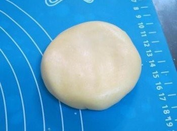 step10: 10中間放上內餡(40g/個)包好餡,收口捏緊,翻面將麵團用手壓成扁形 
•