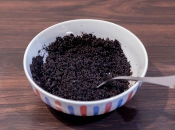 step4: 牛油加熱成牛油溶液，加入幼沙狀的OREO碎中拌勻