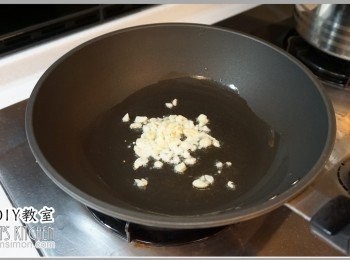 step4: 鍋內留一匙油，先爆香蒜末。