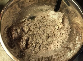 step6: 用膠刮輕輕攪勻