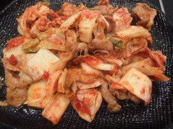 step5: 加入泡菜一起拌炒,連泡菜醬汁也下鍋炒至入味。