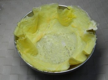 step4: 將蛋皮放在一個碗公中