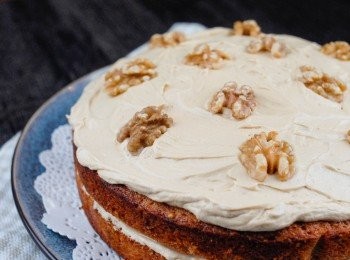 step6: 讓蛋糕完全待涼後，在蛋糕上塗上<span class="group_2">牛油糖霜</span>，然後蓋上另一片蛋糕，再在上面塗一層<span class="group_2">牛油糖霜</span>，加上核桃作裝飾～