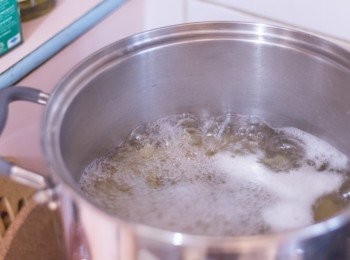 step1: 所有工作之前先煮滾一大鍋水用來煮義大利麵用，我用的義大利麵包裝指示要煮 10 分鐘，我會先用水煮 8 分鐘然後再與汁料同煮多 1 分鐘左右，所以我會於其他步驟前先將義大利麵放入已加入份量外之鹽的水中煮