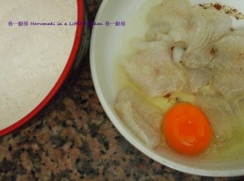 step1: 鯰魚柳冲水瀝乾之後, 切塊, 用適量胡椒粉和鹽醃10分鐘