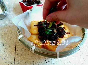 step11: 放入鑊中用慢火慢慢煎至兩面金黃色放上碟 , 淋上豆豉醬 , 最後灑上蔥絲即可