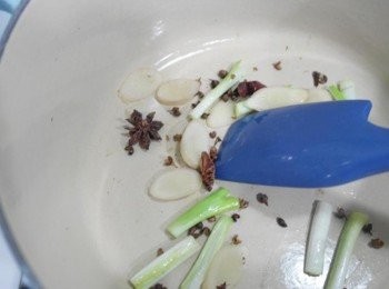 step3: 接著放入八角一起炒!!