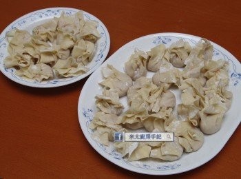 step2: 用雲吞皮包上餡料。