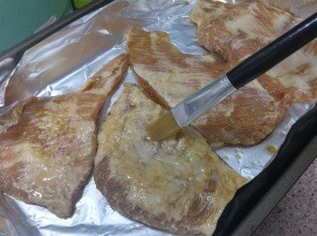 step3: 取出豬頸肉, 倒去醃汁於室溫置1小時, 切成小件放在焗盤上， 掃上一層薄油