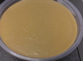 step4: 模掃上油再將粉漿倒入模內,需凳出空氣和刺穿氣泡,用蒸爐蒸100度蒸90分鐘。