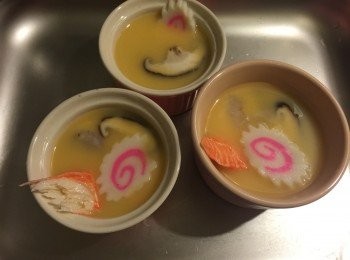 step2: 將所有材料分好份量放入小器皿內，蛋加清雞湯撥均，用篩篩過蛋醬再倒入小器皿內，放入蒸爐/隔水蒸12分鐘就完成