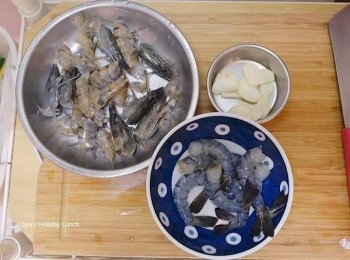step1: 蒜頭切片、辣椒切絲(不吃辣可省略)、蝦子洗淨後取一個容器，將蝦頭、蝦殼去除