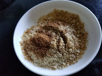 step3: 自家製淮鹽，加入少少雞粉，五香粉撈好，再塗抹在五花腩醃入味