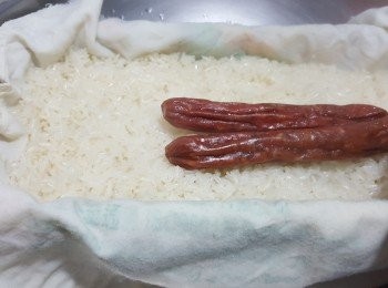 step3: 可以在蒸糯米最後15分鐘時,加入兩條臘腸一起蒸熟