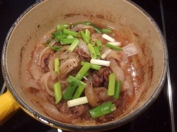 step5: 完成前撒上黑胡椒粉及蔥段即完成。