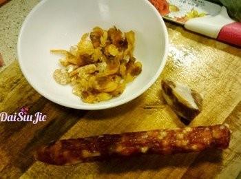 step3: 蝦乾蜆乾浸軟，臘腸及雲腿切小粒備用。