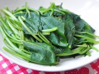 step3: 將川燙後的地瓜葉撈起備用