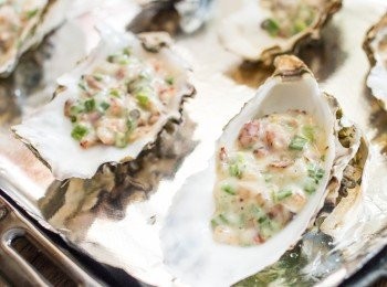 step8: 把醬汁平均鋪在蠔肉上。