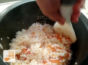 step3: 煮熟後番茄去掉番茄皮(可省略)，將番茄和飯拌勻