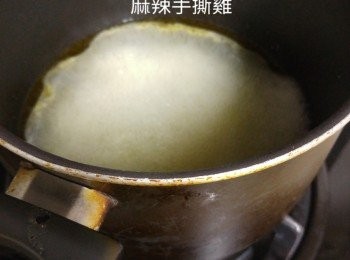 step3: 倒出蒸雞湯汁，加入雞粉，大火收汁剩下半碗。雞放涼，依肉纹撕成细條。