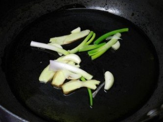 step1: 鍋熱後加入2大匙油，蔥薑蒜入鍋爆香