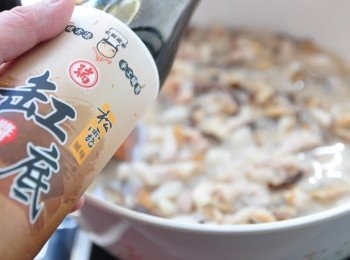 step5: 加入米酒、醬油、咖啡冰糖、香菇水燉煮