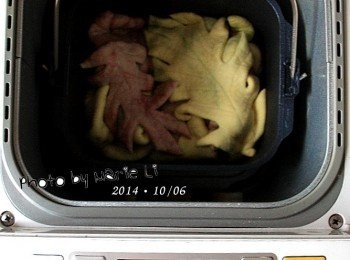 step7: (Panasonic SD-BMS105T Mode22 蒸麵包模式)

調整麵包機的設定為 Mode22 蒸麵包模式
此模式可以直接進行烘烤作業準備進入烘烤了。

※跑完這個行程後，我有再追加烘烤五分鐘。