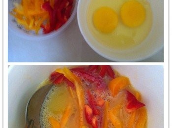 step1: 將蛋打散加入已切好雙色燈籠椒和所有調味料，攪拌均勻~