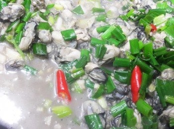 step3: 蓋上鍋蓋悶煮一下~鮮蚵會自己出水~最後灑上辣椒拌勻即可