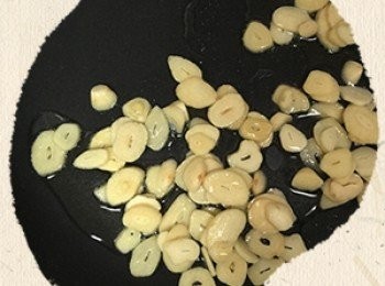 step6: 鍋子小小火加入1大匙沙拉油，炸蒜片(蒜片容易燒焦，請小火)