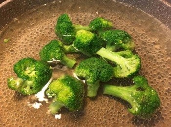 step1: 先將西蘭花洗淨切件, 然後用鍋加水煲滾, 落少許鹽、油, 再加入西蘭花煮約5-8分鐘, 撈起後隔水備用