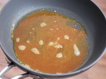 step1: 先將馬鈴薯，紅蘿蔔切丁。熱鑊下油，然後下咖哩粉及黃薑粉，用小火炒30秒