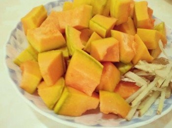 step1: 南瓜切塊並去皮、去籽並清洗，薑切絲；