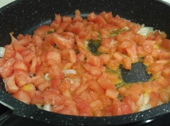 step3: 用乾蔥粒起鑊後加入蕃茄粒和糖再加入意粉醬同煮煮滾後備用。