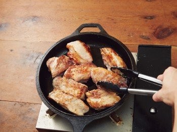 step3: 放入1，轉為大火煎烤出金黃色澤。