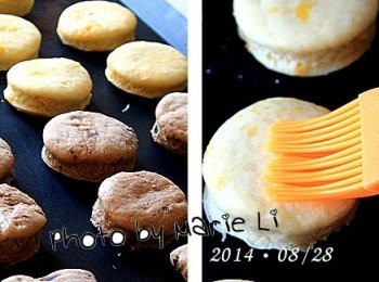 step7: 把壓好的圓形麵糰整齊擺放在烤盤上
仔細地為麵糰表面輕輕刷在蛋液
就可以送進預熱好的烤箱中烘烤了。