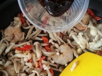 step8: 落菇類炒勻後加入蠔油,