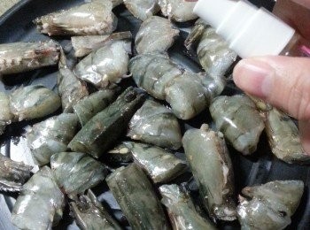 step4: 入爐前將蝦噴上油
