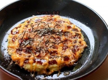 step8: 海鮮及培根煎上色後翻面(可熄火),最後淋上大阪燒醬(或豬排醬),擠上井字型的美乃滋,最後撒上細柴魚片及海苔粉或絲,即完成。