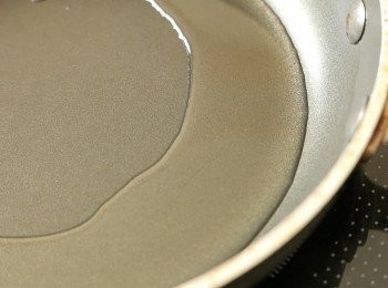 step4: 以中火把菜油加熱至油紋出現。