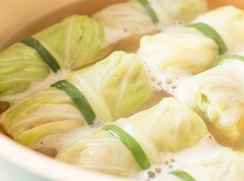 step6: 把湯汁煮滾後放入椰菜捲，再次煮滾後調至中火煮15分鐘，其間把椰菜捲翻面2-3次。