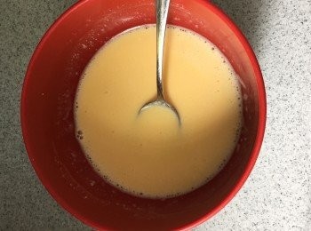 step2: 牛奶以慢火加熱，不要煮至沸騰。加入糖煮至完全溶化。