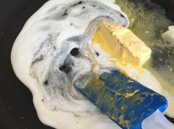 step2: 2.將材料c放入平底鑊內,以細火煮溶材料,並加入步驟1