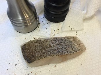 step7: 鱈魚，先用櫥房紙吸乾水份。用橄欖油，加鹽和黑糊椒腌十分鐘。取出，用鹽腌後會出水，再用櫥房紙吸乾水份。加鹽和黑糊椒調味。