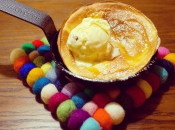 step1: 材料超簡單，只需要雞蛋、鮮奶、中筋麵粉、牛油、糖。焗爐200度先預熱5至10分鐘。另一方面準備蛋漿，雞蛋一隻加入15g砂糖、用打蛋器打均勻，加牛奶60g、麵粉35g、鹽1/4茶匙、打至無顆粒。小煎鍋放入焗爐5分鐘，小心取出後放上牛油，10g，令小煎鍋周圍均勻沾上牛油，然後迅速倒入蛋漿，不要太滿，大概是小煎鍋的1/2，放入焗爐。200度，8至10分鐘，表面金黃即成！剛焗完會漲得高高！很有氣勢！