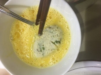 step3: 待涼起出豆腐茸、沾上蛋液再沾生粉，放入煎pan 已中火煎型金黃色上碟。