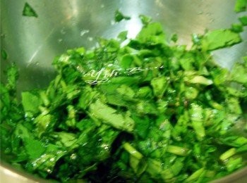 step6: 熱鍋下油.油熱關火將醃好的九層塔細末放入爆香.盛起待用