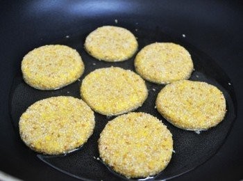 step5: 將平底鍋放入適量的油，以小火慢慢將兩面煎熟，火候請勿開大不然容易燒焦而內部沒熟唷!!